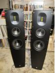 Q-8 Standlautsprecher in schwarz high-gloss