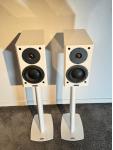 Dynaudio Focus 110A Aktivlautsprecher mit Stands in weiß Hochglanz