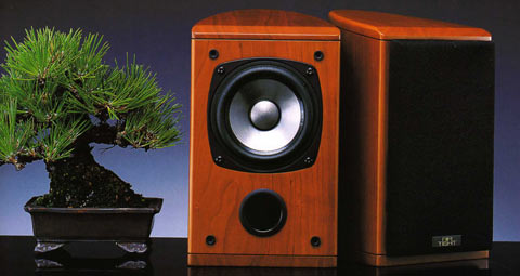 The Bonsai  MSM-1  von Air Tight MSM-1 Micro Studio Monitor