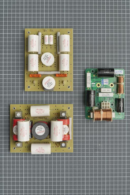 Symmetrische Frequenzweichen - ein kurzer Einblick. Frequenzweiche einer PMC-Box im Original und neu - symmetrisch
